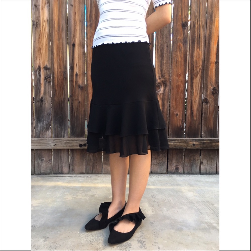 ❉ Flounce Ruffle Hem Skirt in Black Size XS - Picture 2 of 7
